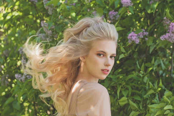 Портрет Красивої Молодої Блондинки Довгим Хвилястим Волоссям Відкритому Повітрі — стокове фото