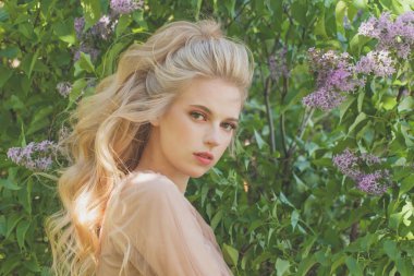 Romantik bahar çiçeklerinin arka planında muhteşem bir kadın