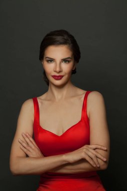 Makyajlı çekici bir genç kadının moda portresi. 