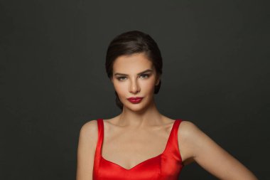 Güzel kadın portresi. Mükemmel parlak, temiz ciltli güzel bir manken. Siyah arkaplanda kırmızı ruj olan esmer bir kadın.