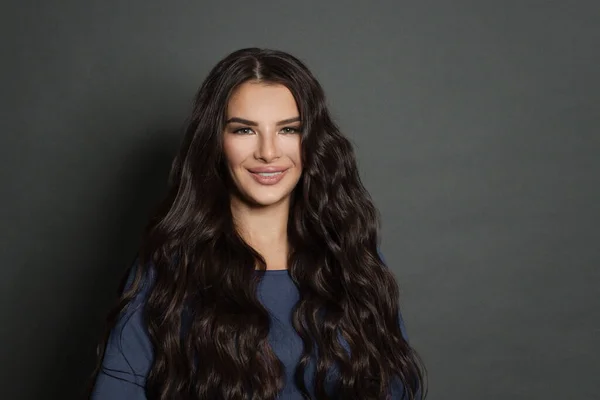 Retrato Mulher Bonita Grave Com Cabelo Encaracolado Preto Tem Maquiagem — Fotografia de Stock