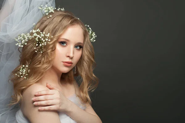 Blondýnka Světlými Kudrnatými Vlasy Bílými Květy Hlavě — Stock fotografie