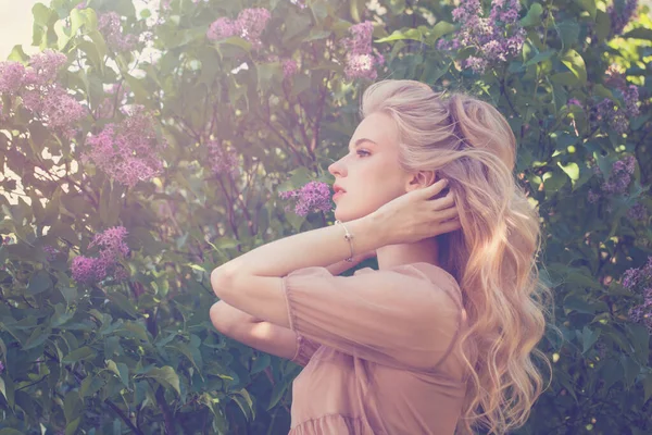 Hermosa Mujer Rubia Hermosa Tocando Cabello Soñando Jardín Flores Primavera —  Fotos de Stock