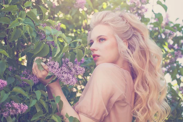 Estilo Verão Retrato Mulher Jovem Com Longo Penteado Loiro Saudável — Fotografia de Stock