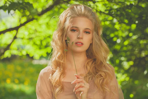 Femme Modèle Gaie Marchant Dans Parc Été — Photo