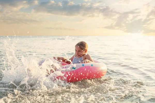 假日里阳光灿烂的夏天 一个情绪高涨的小女孩在海里飞溅 有子女的家庭假期的概念 — 图库照片