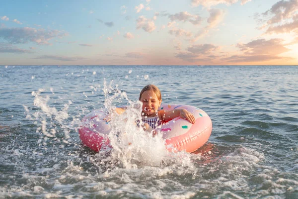 快乐的小女孩在海里玩耍 孩子们在外面玩得很开心暑假和健康生活方式概念 — 图库照片