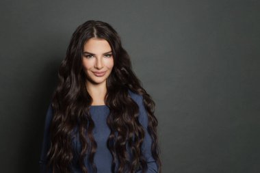 Uzun ve gür dalgalı saçlı esmer kadın. Kıvırcık saçlı güzel bir kadın model. .