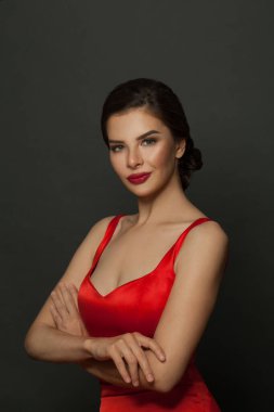 Siyah saçlı, parlak makyajlı, güzel bir kadın.