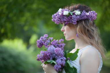 Bahar kadını profili. Dışarıda çiçekleri olan güzel bir kadın model.