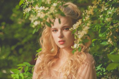 Bahar çiçeklerindeki çekici model kadın.