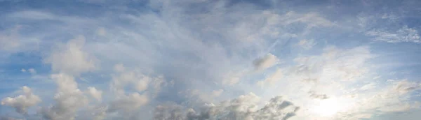 Σύννεφα Μπλε Ουρανό Πανόραμα Ουρανός Και Όμορφα Σύννεφα — Φωτογραφία Αρχείου