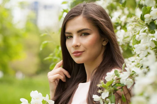Dışarıdaki Beyaz Çiçeklerle Mutlu Genç Bir Kadının Portresi — Stok fotoğraf