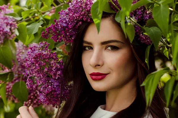 Hermosa Mujer Joven Con Flor Primavera —  Fotos de Stock