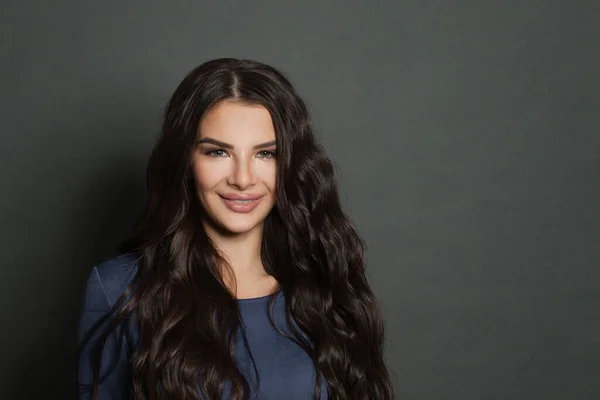 Schoonheid Portret Van Leuke Vrouw Brunette Glimlachen Donkergrijze Achtergrond — Stockfoto