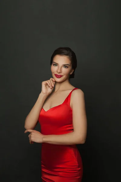 Vacker Kvinna Röd Klänning Människor Semester Och Mode Koncept — Stockfoto