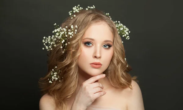Porträtt Dam Med Vita Blommor Vackert Hår Och Ren Känslig — Stockfoto