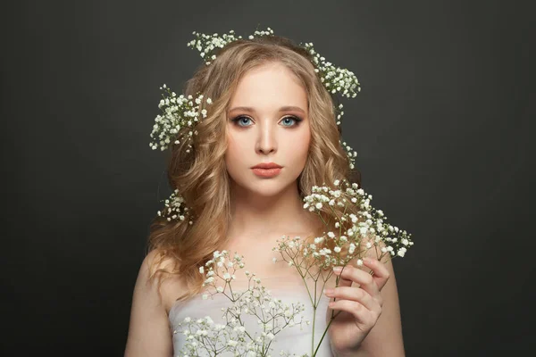 Ung Kvinna Porträtt Söt Kvinnlig Modell Med Naturlig Makeup Och — Stockfoto