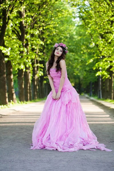 Perfetto Donna Celebrità Alla Moda Abito Rosa Posa All Aperto — Foto Stock