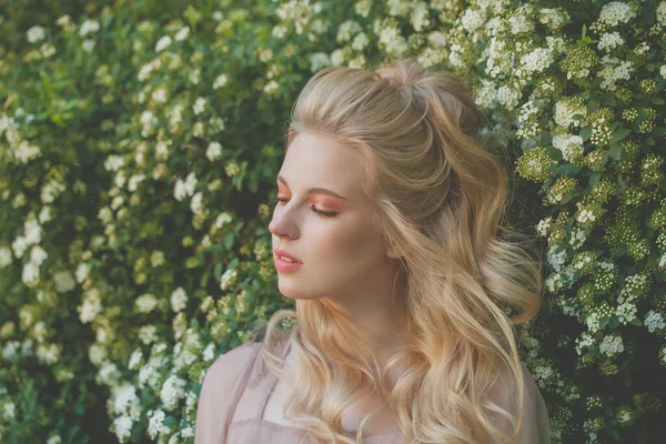 Retrato Una Joven Rubia Primaveral Con Largo Peinado Ondulado Vista —  Fotos de Stock