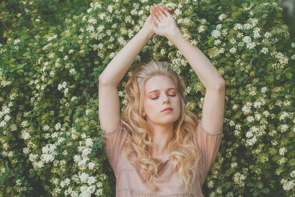 Perfekt Kvinna Med Blommor Harmoni Med Naturen — Stockfoto