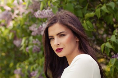 İlkbahar. Çiçek parkında mükemmel bir genç kadın..