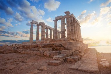 Günbatımında Yunan tapınağı yıkılıyor. Attica, Sounion, Yunanistan Turizm Tarihi