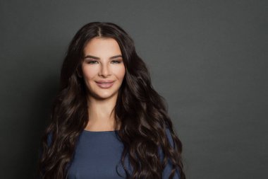 Uzun ve parlak dalgalı saç stili çekici bir kadın. Güzel kadın model esmer, kıvırcık saçlı. .