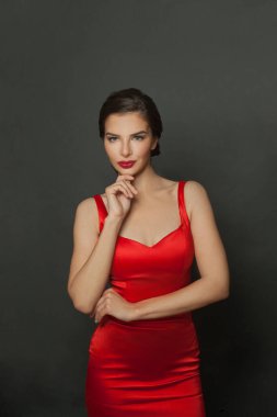 Kırmızı elbiseli, beyaz elbiseli göz kamaştırıcı bir kadın.