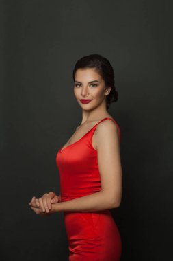 Siyah arka plandaki mükemmel esmer kadın.