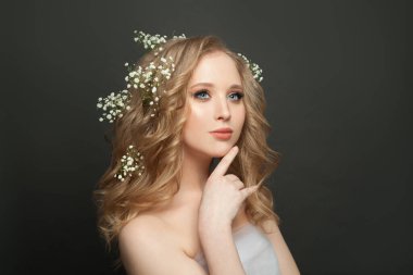 Genç bir model kadının narin portresi. Gelinin güzel bir saç stili ve doğal bir makyajı var.