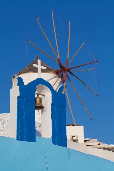 Krzyż Prawosławny Dzwonnica Tle Błękitnego Nieba Santorini Grecja — Zdjęcie stockowe