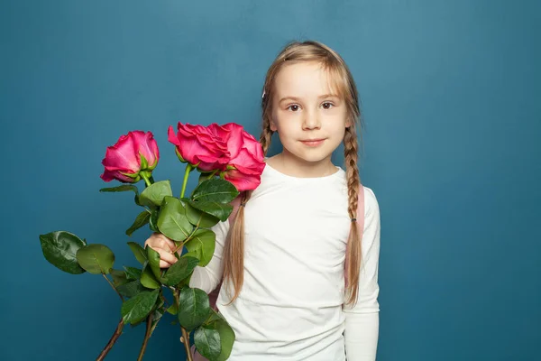 Счастливая Милая Девочка Розовыми Цветами Подарок День Матери Отца — стоковое фото
