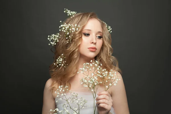 Schöne Junge Blonde Frau Mit Weißen Blumen — Stockfoto