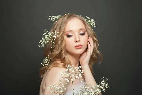 Hermosa Joven Con Flor Señora Perfecta Con Maquillaje Natural Cabello —  Fotos de Stock