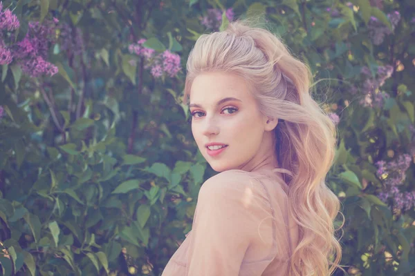 Fröhlich Junge Frau Mit Langen Gesunden Blonden Haaren Auf Blütenblumen — Stockfoto