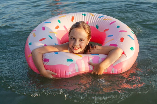 Szczęśliwe Dziecko Dziewczyna Strój Kąpielowy Pierścieniem Pływackim Morzu — Zdjęcie stockowe