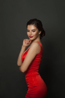 Noel partisinde güzel bir kadın kutlama yapar.