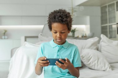 Evde akıllı telefonu olan akıllı çocuk.