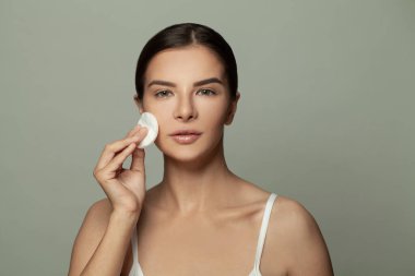 Mükemmel bir esmer kadın. Kapalı alanda pamuk yastıklı.