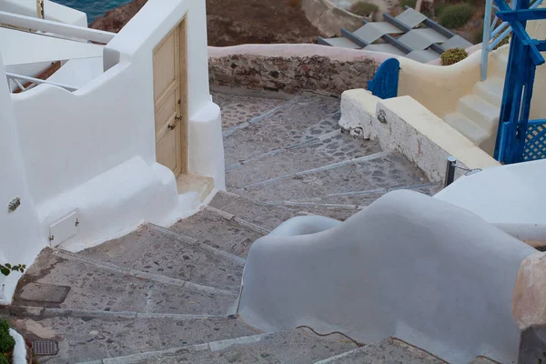 ギリシャのサントリーニ島にある石の階段と白い家 — ストック写真