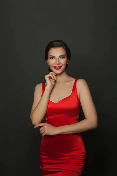 Glad Leende Kvinna Med Makeup Fantastisk Röd Klänning Firar Nyårsfest — Stockfoto