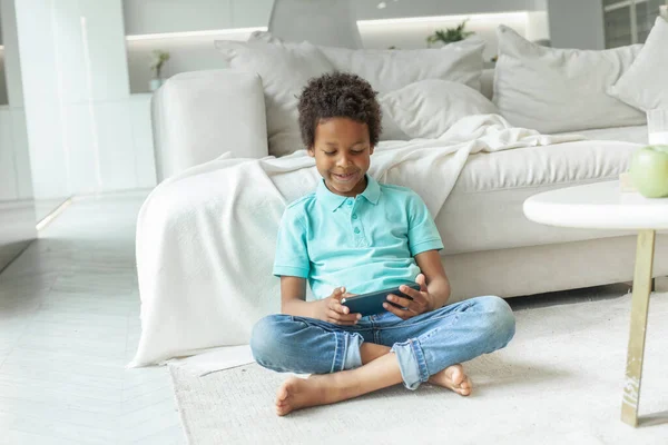 Очаровательный Мальчик Использующий Смартфон Играющий Игры Онлайн — стоковое фото