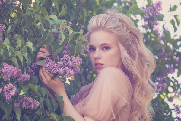 Attraktive Junge Frau Auf Floralem Frühling Hintergrund — Stockfoto