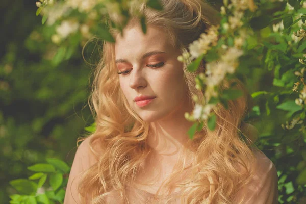 Attraktive Blonde Frau Entspannen Freien Auf Frühling Natur Hintergrund — Stockfoto