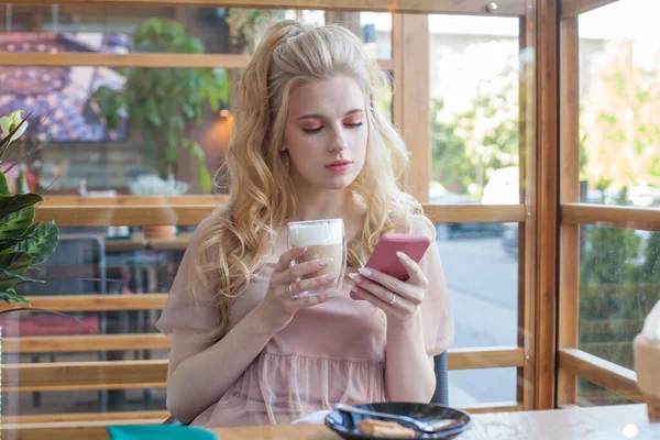 Lifestyle Portrait Young Pretty Woman Phone Drinking Coffee Texting Text — Stock Photo, Image