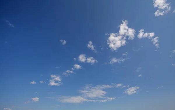 Klarer Blauer Himmel Und Weiße Wolken — Stockfoto