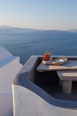 Tatillerin güzel anları. Oia, Santorini ve Yunanistan 'da denize karşı mavi ve beyaz mimari ayrıntı