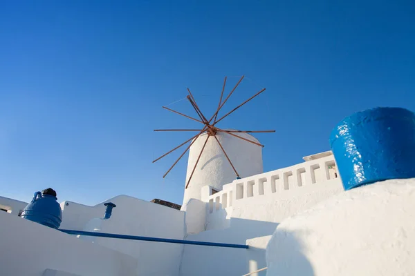 Ancien Moulin Vent Blanc Dans Ville Oia Sur Île Santorin — Photo