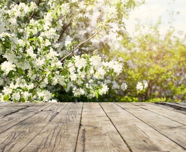 Leere Holztischplatte Mit Verschwommenen Blumen Und Grünem Gartenhintergrund — Stockfoto